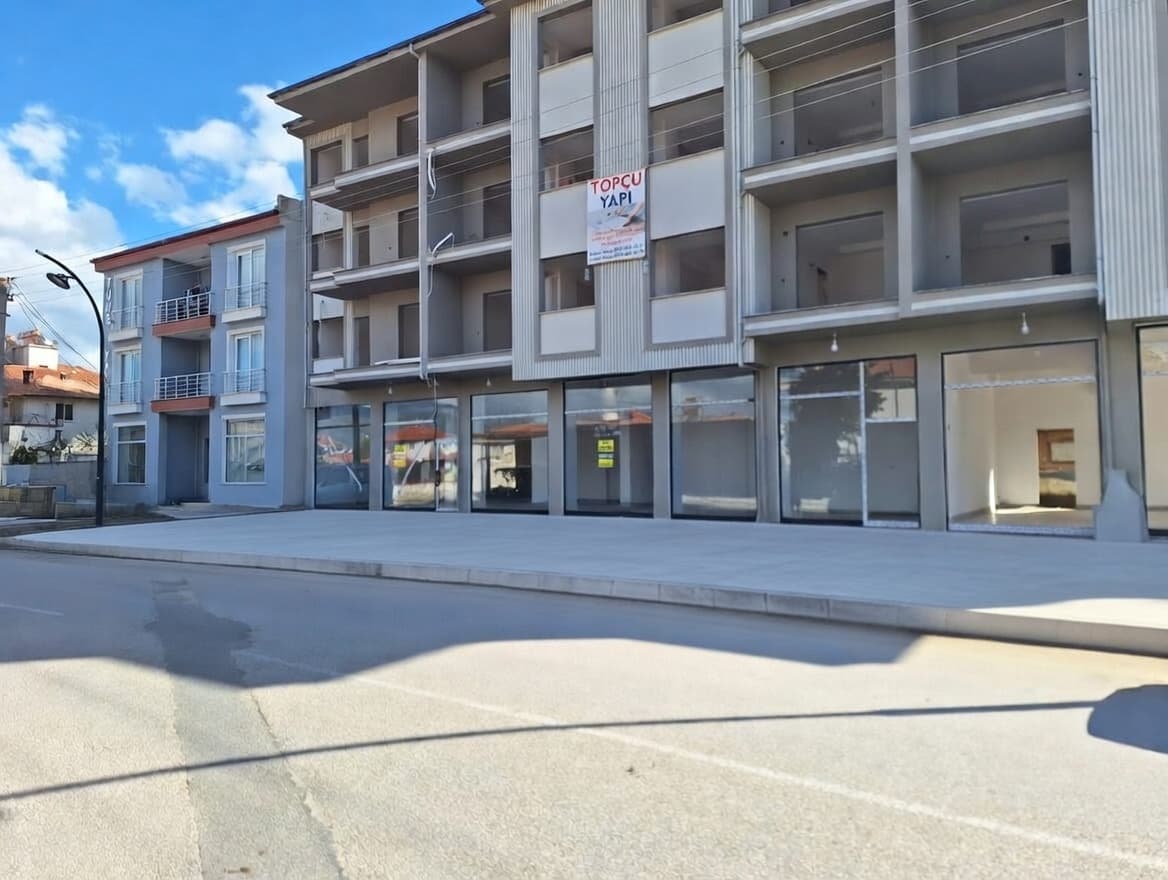 GİRNE CADDESİ'NDE 158 m² KİRALIK DÜKKAN - Görsel 2